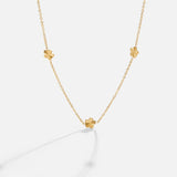 Halsband med blommor