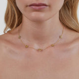 Halsband med blommor