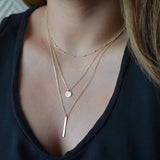 Halsband med geometriskt mönster och lager